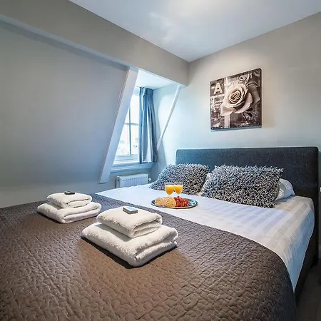 Short Group Rijksmuseum View Serviced