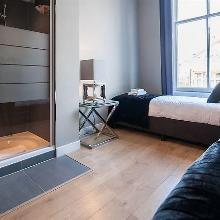 Short Group Rijksmuseum View Serviced