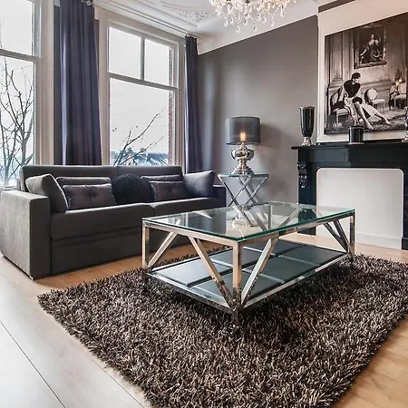 Short Group Rijksmuseum View Serviced