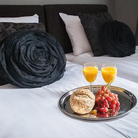 Short Group Rijksmuseum View Serviced