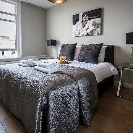 Short Group Rijksmuseum View Serviced *