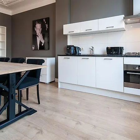 Short Group Rijksmuseum View Serviced