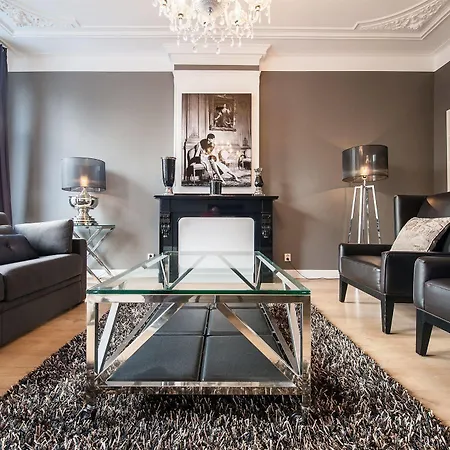 Short Group Rijksmuseum View Serviced *