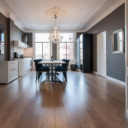 Short Group Rijksmuseum View Serviced * Amsterdam