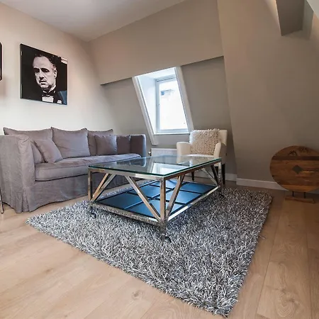 Short Group Rijksmuseum View Serviced * Amsterdam