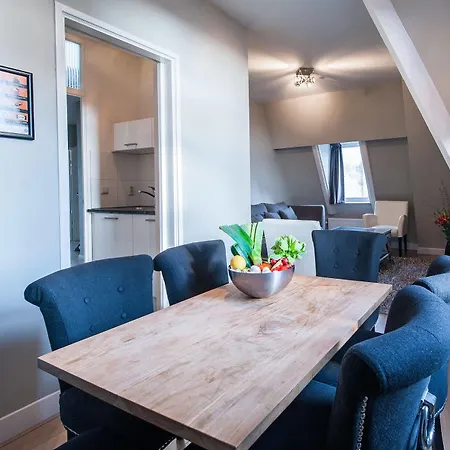 Short Group Rijksmuseum View Serviced *