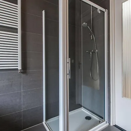 Short Group Rijksmuseum View Serviced *