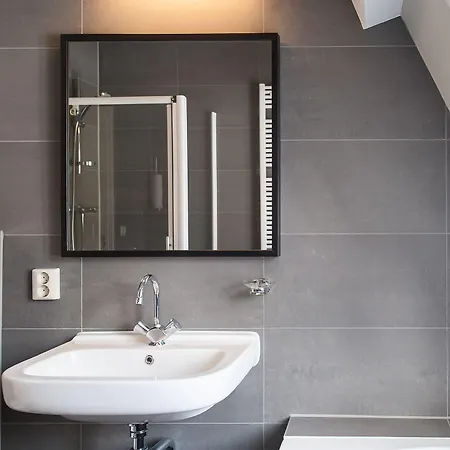 Short Group Rijksmuseum View Serviced *