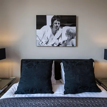 Short Group Rijksmuseum View Serviced *