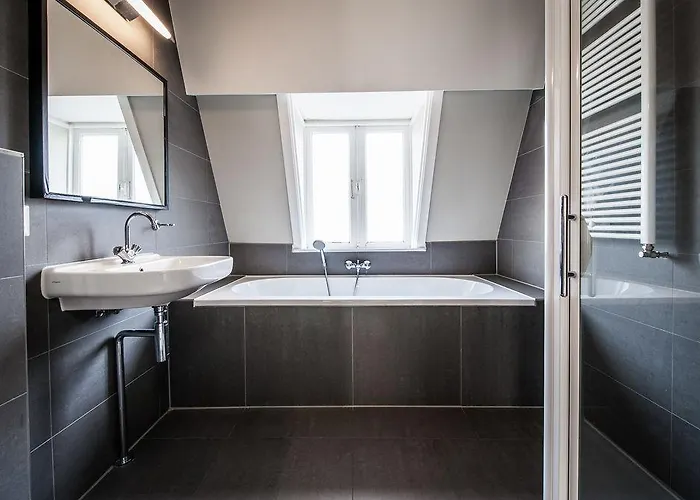 Short Group Rijksmuseum View Serviced