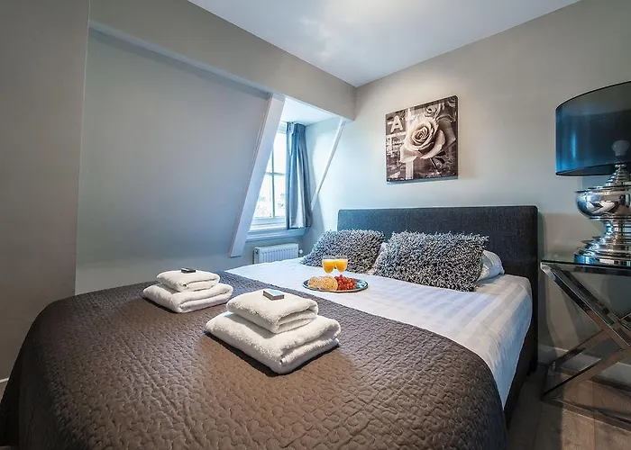 Short Group Rijksmuseum View Serviced