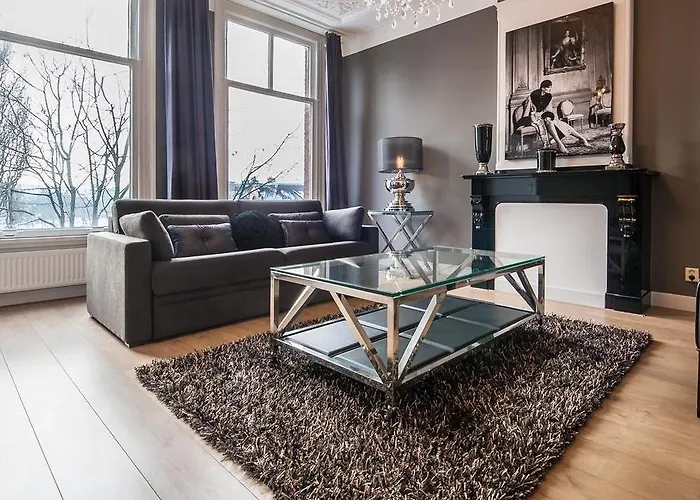 Short Group Rijksmuseum View Serviced