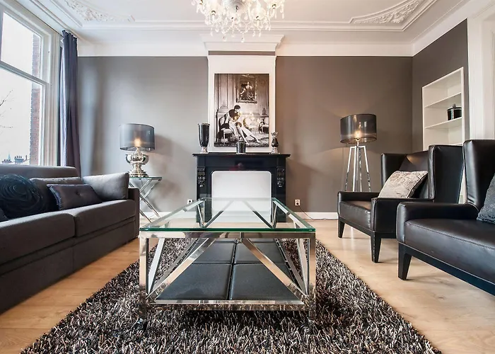 Short Group Rijksmuseum View Serviced *