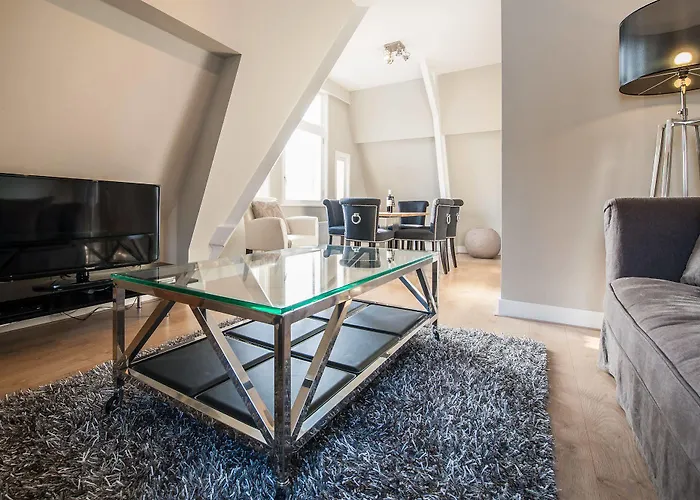 Short Group Rijksmuseum View Serviced * Амстердам