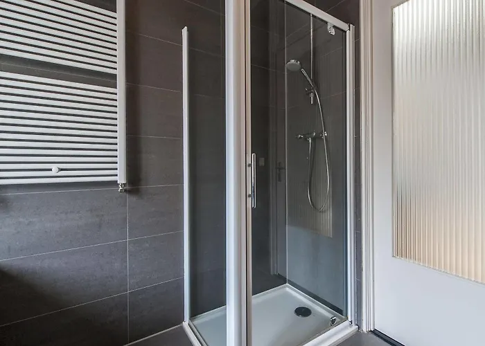 Short Group Rijksmuseum View Serviced *