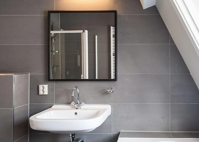 Short Group Rijksmuseum View Serviced *