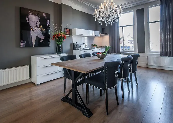 Short Group Rijksmuseum View Serviced Амстердам