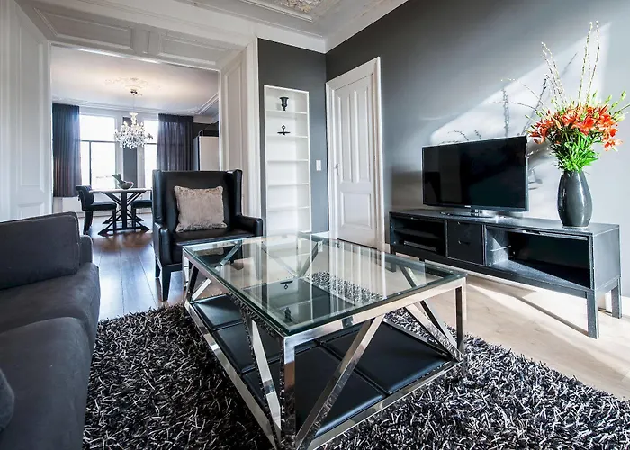 Short Group Rijksmuseum View Serviced *