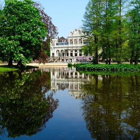 Short Group Rijksmuseum View Serviced *