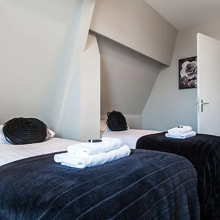 Short Group Rijksmuseum View Serviced