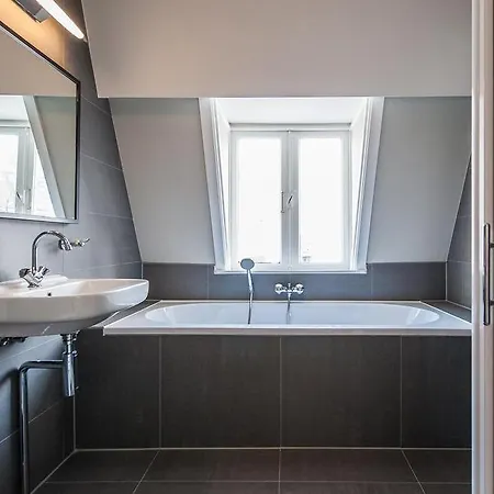 Short Group Rijksmuseum View Serviced 阿姆斯特丹