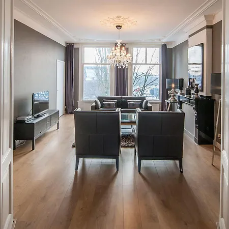 Short Group Rijksmuseum View Serviced *