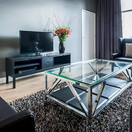 Short Group Rijksmuseum View Serviced *