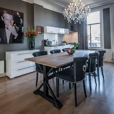 Short Group Rijksmuseum View Serviced 阿姆斯特丹