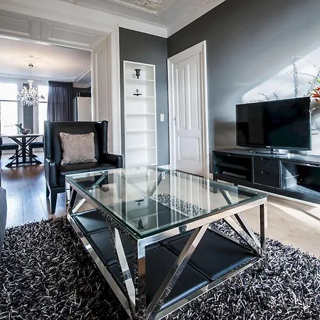 Short Group Rijksmuseum View Serviced *